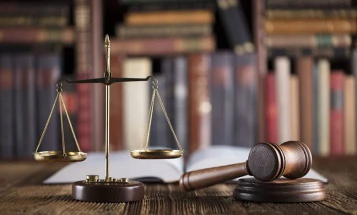 Hukuk kitapları ve adalet terazisi